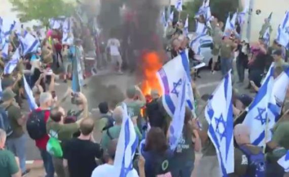 אנשי שמאל תקפו שוטרים בהפגנה מול הבית של לוין