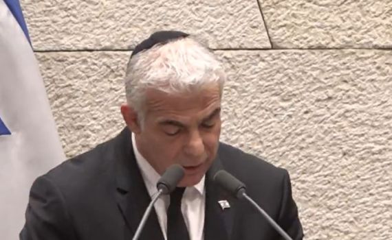 עם כיפה על הראש: לפיד בשיעור תורה בכנסת. צפו