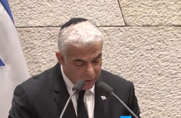 עם כיפה על הראש: לפיד בשיעור תורה בכנסת. צפו