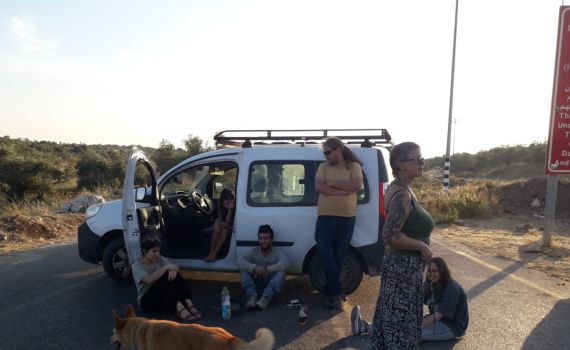 צפו: תושבי חרמש מאיישים את המחסום שצה"ל הסיר