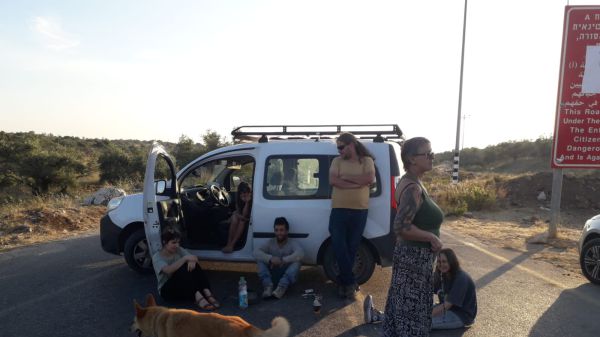 צפו: תושבי חרמש מאיישים את המחסום שצה"ל הסיר