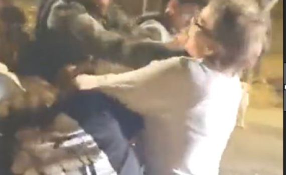 מזעזע: שוטרים מכים אלמנה במחסום בחרמש