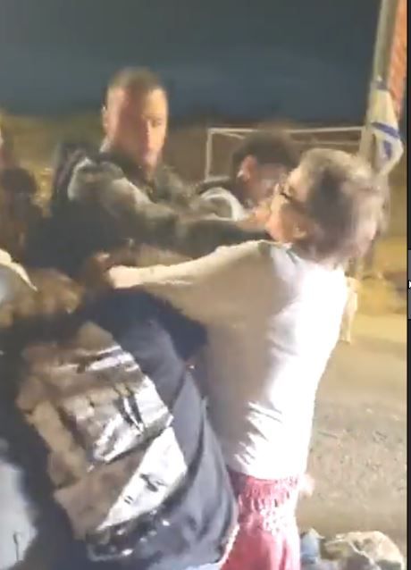 מזעזע: שוטרים מכים אלמנה במחסום בחרמש