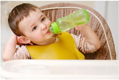 כיצד לגרום לילדים לשתות יותר בקיץ?