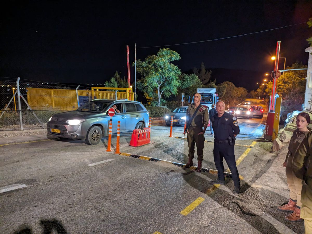 תיעוד: שוטר תלש את זקנו של מפגין בכניסה לעטרת