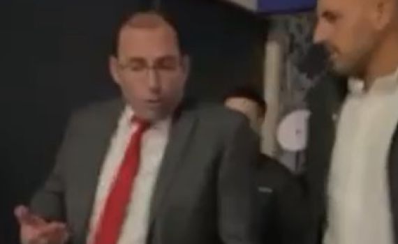 צפו: רוטמן חטף מגפון ממפגינה שתקפה אותו