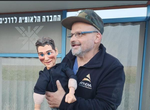 מסתובב עם בובה: המשטרה מבקשת עזרה בחיפושים