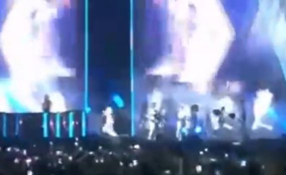 הזמרת הישראלית קרסה על הבמה באמצע הופעה. צפו