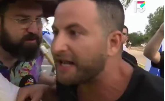 גיא הוכמן הגיע לצלם וגורש: "עוף לי מהפנים". צפו