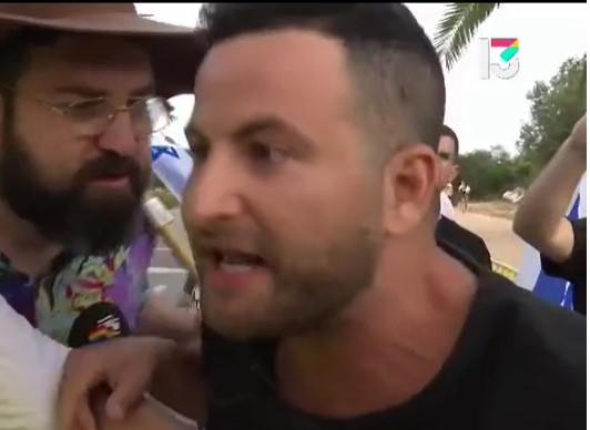 גיא הוכמן הגיע לצלם וגורש: "עוף לי מהפנים". צפו