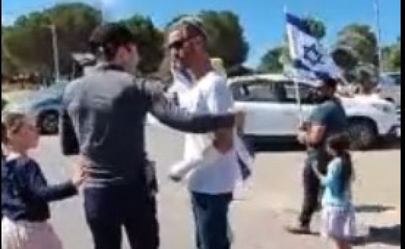 צפו: פצוע הפיגוע חזר לביתו והתקבל בשירה וריקודים