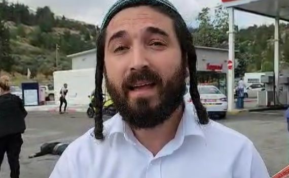 על סף בכי: צבי סוכות מדווח מזירת הפיגוע הקשה. צפו