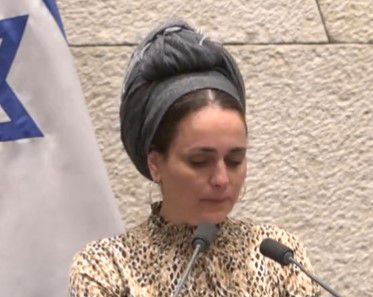 צפו: הח"כית הסרוגה עלתה לנאום ופרצה בבכי