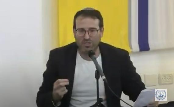 העיתונאי החליט להוריד את הכיפה הסרוגה; זו הסיבה