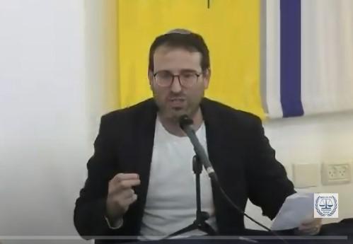 העיתונאי החליט להוריד את הכיפה הסרוגה; זו הסיבה