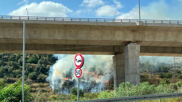 שריפה סמוך לכביש 1; הושגה שליטה על האש
