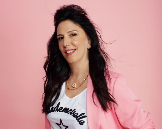 כוכבת "חברות" מגיעה לפסטיגל