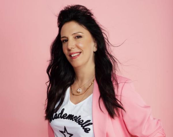 כוכבת "חברות" מגיעה לפסטיגל