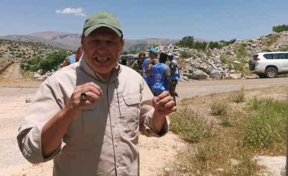 הפרובוקציה: כתב חיזבאללה חצה את הגדר בלבנון. צפו