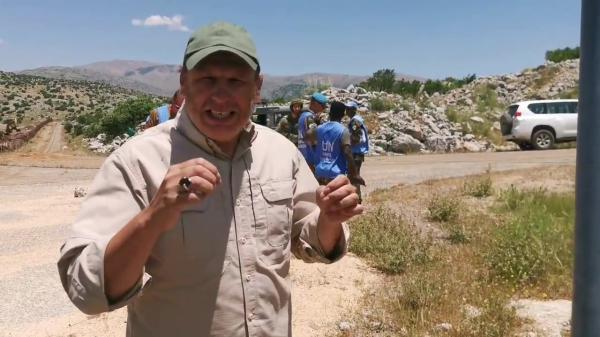 הפרובוקציה: כתב חיזבאללה חצה את הגדר בלבנון. צפו