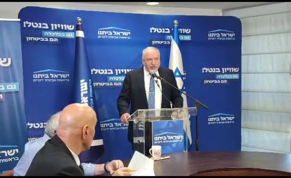 ליברמן עוקץ את נתניהו : עובד עם טיבי ועודה