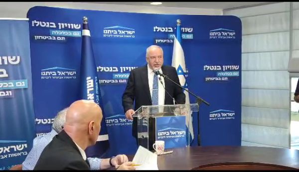 ליברמן עוקץ את נתניהו : עובד עם טיבי ועודה