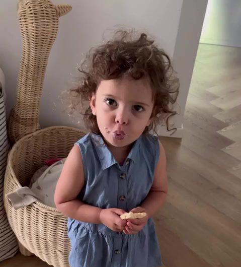 מתכוננת לשבת? הבת של קורין גדעון שרה 'שלום עליכם'