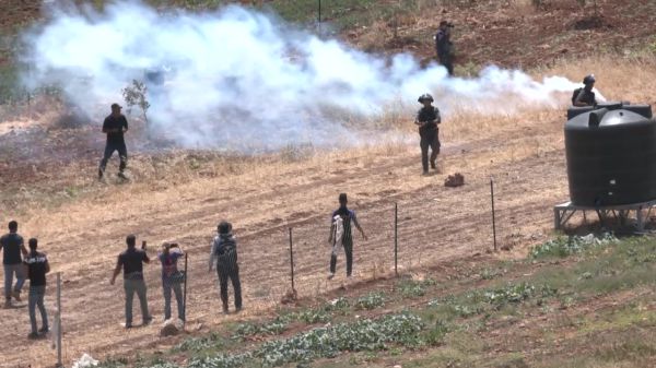 לוחמי צה"ל מתעמתים עם לבנוניים בגבול | צפו