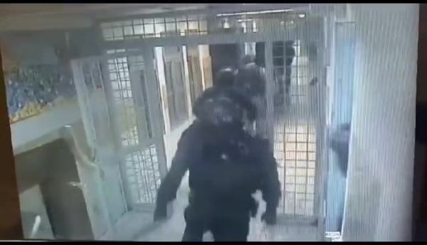 דרמה בכלא: סוהרים פרצו לאגף בעקבות תקיפת סוהר