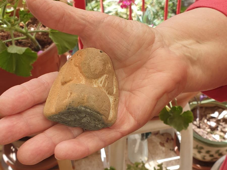 טיילה בחוף פלמחים ומצאה פסלון בן יותר מ-3,000 שנה