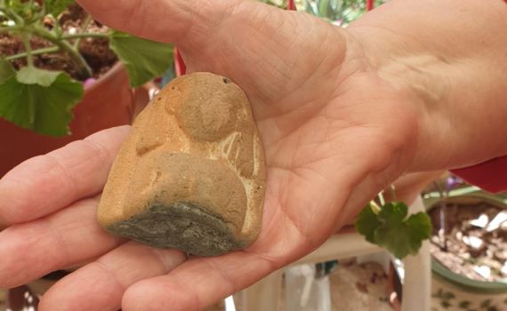 טיילה בחוף פלמחים ומצאה פסלון בן יותר מ-3,000 שנה