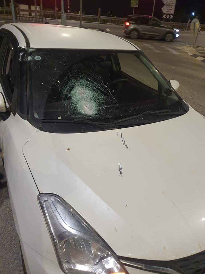 בעלה ובנה של העיתונאית הסרוגה נקלעו למארב אבנים