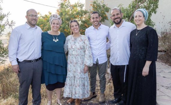 בן המועמד לראשות המועצה, התארס עם בתה של המתחרה