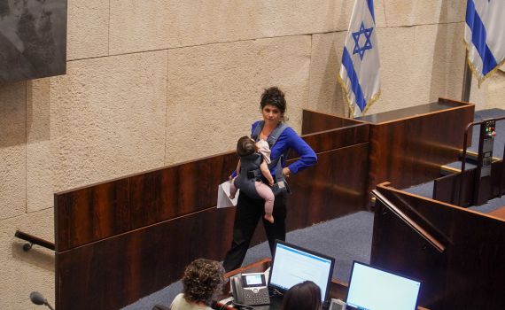 'לא בשביל לייקים': נאסר על הח"כית לנאום עם תינוקת