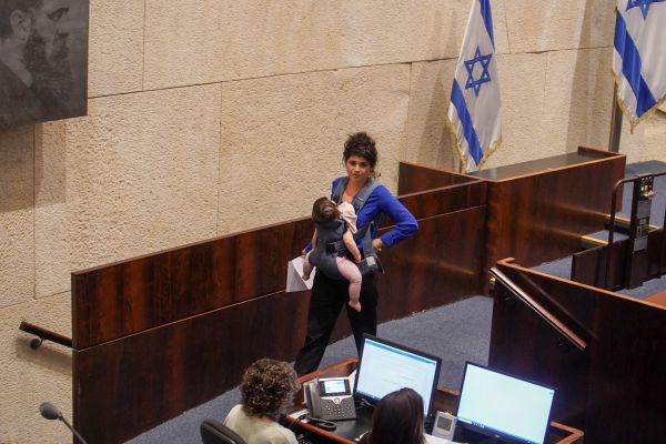 'לא בשביל לייקים': נאסר על הח"כית לנאום עם תינוקת