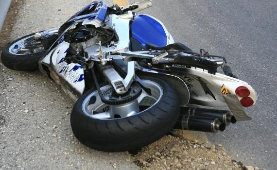 הרים גלגל והתרסק עם האופנוע בכביש 16. צפו