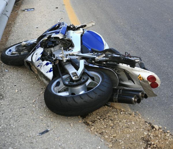 הרים גלגל והתרסק עם האופנוע בכביש 16. צפו