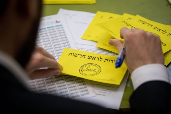 שלושת הקולות שיכריעו: הבחירות הדרמטיות במגדל