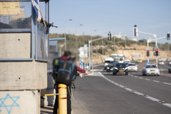נעצר גבר שפגע מינית בטרמפיסטיות בשומרון