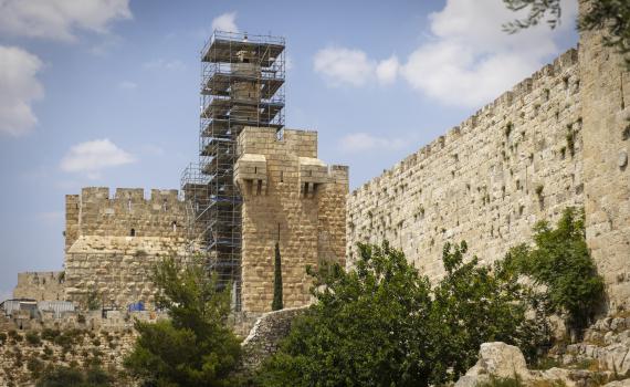 אישה נפגעה מירי ברחבת הכותל המערבי