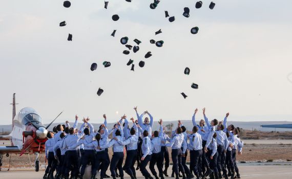 צפו: נתניהו, גלנט והלוי בטקס סיום קורס טיס