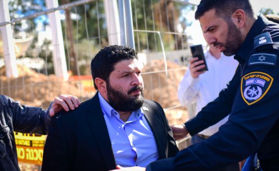 בן מיעוטים ניסה "להוריד" את אלמוג כהן מהכביש