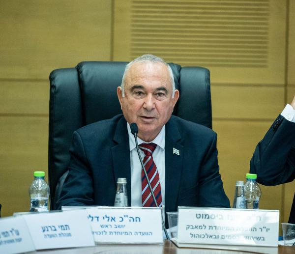 אלי דלל: "מפלגה שבקושי עוברת אחוז חסימה, סוחטת אותנו"