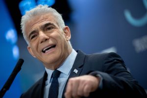 לפיד נגד האופוזיציה: דיל שמכניס מיליונים למיזמים של סטרוק