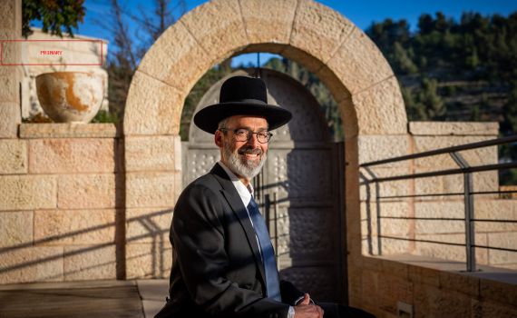 הסאגה נמשכת: מי הזמין סקר על זהות הרב הראשי הסרוג?