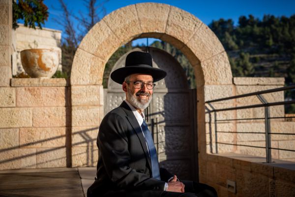 הסאגה נמשכת: מי הזמין סקר על זהות הרב הראשי הסרוג?