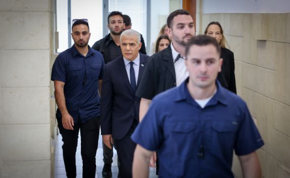 משפט נתניהו: יאיר לפיד הגיע לבית המשפט