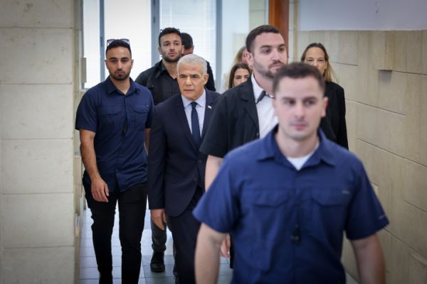 משפט נתניהו: יאיר לפיד הגיע לבית המשפט