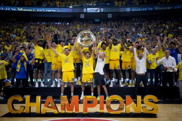 מכבי תל אביב ניצחה את הפועל וזכתה באליפות