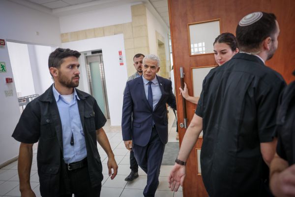 לפיד במשפט נתניהו: 'זו לא הדרך בה אני רוצה לנצח'